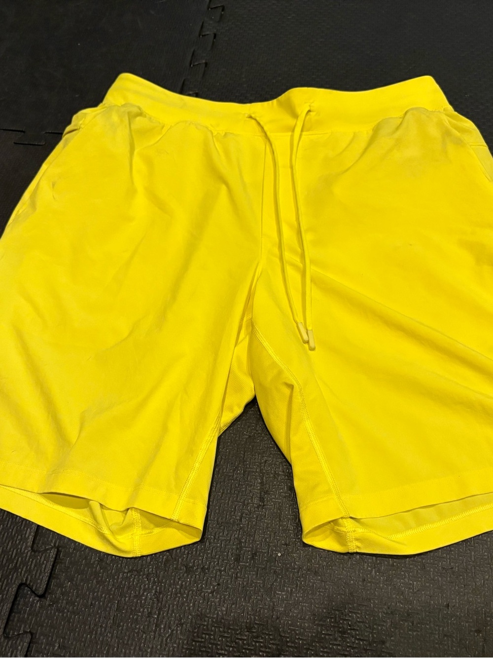 Lululemon The Linerless Training Shorts Yellow LM7AJBS Men Lrg 9" Gym Run Active